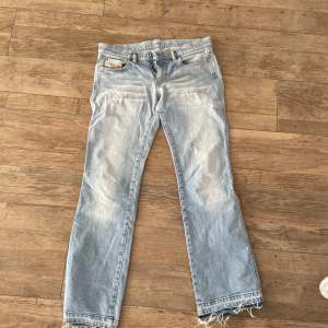 Supersnygga jeans från diesel i bra skick. Har sprätt upp sömmarna längst ner. Passar någon som är 150-165. Waist 27 