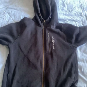 Sail racing zip hoodie - Säljer min sailracing hoodie 8/10. Använd ett tag men den ser ändå ut som nytt.