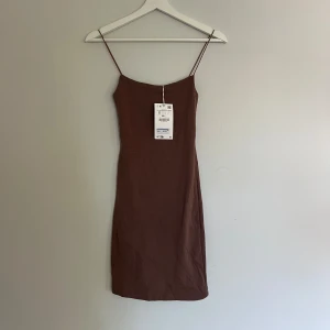 Klänning - Klänning från Zara, aldrig använd. Ursprungs pris 139kr