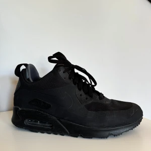 Nike airmax  - Svarta airmax med fodring, perfekt inför hösten. Säljs i bra skick använda 2-3 gånger 