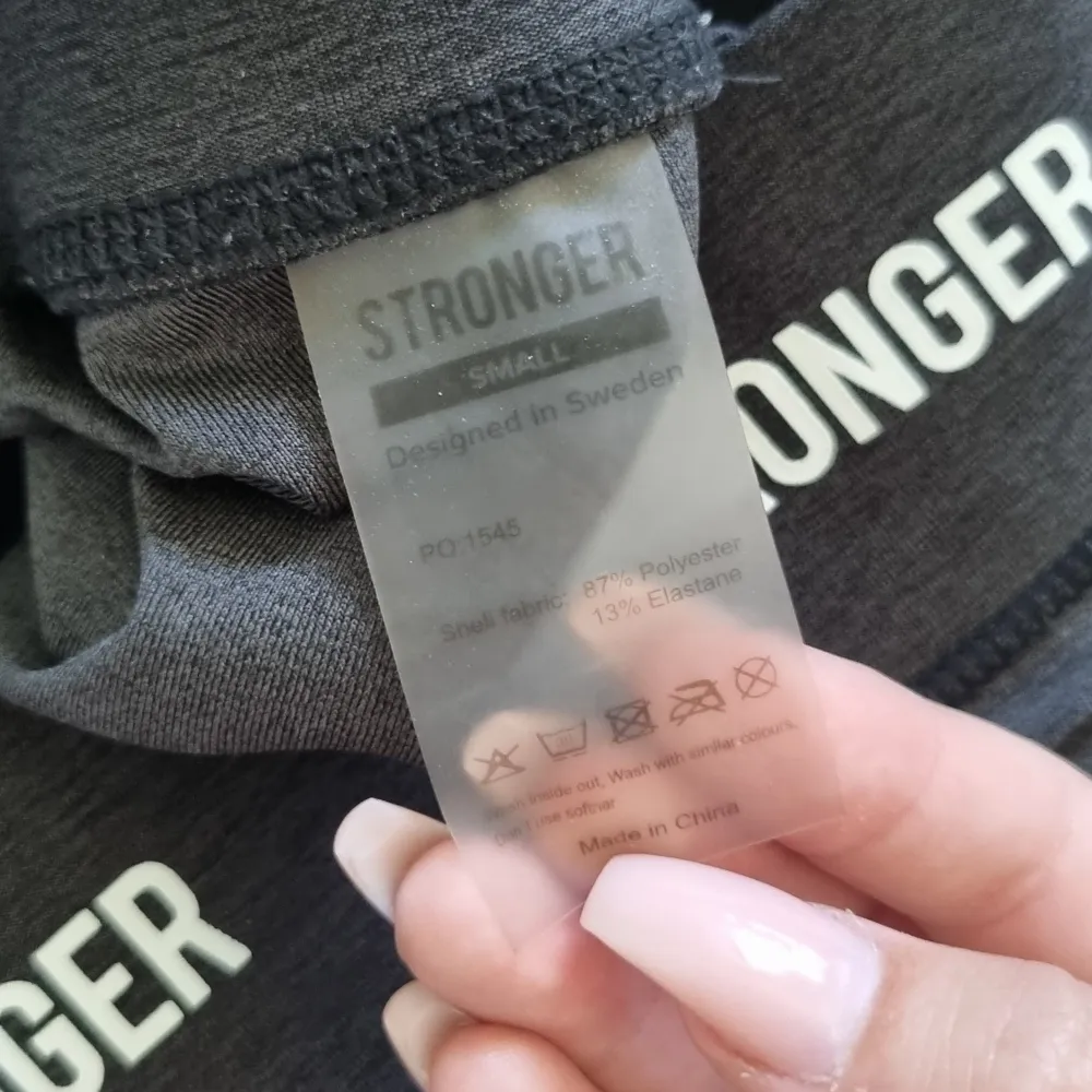 Nästan helt nya träningsbyxor från Stronger, knappt använda! Storlek S Nypris:599. Sportswear.