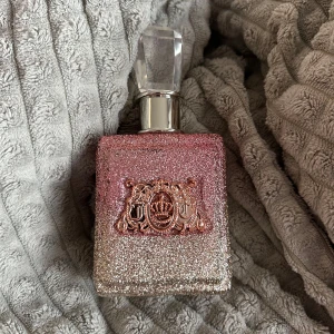 Viva La Juicy - 100 ml, tagit ca 15 sprut. Där linjen är på bilden, så mycket vätska är det kvar. 