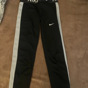 nike träningsbyxor - Jättefina träningsbyxor i fint stick. storlek M-L i barn storlekar. Färg är svart och grå. Ny pris ca 350kr, mitt pris är 150kr men går att diskutera.💕