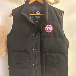 Canada goose väst  - Säljer denna väst då den ej längre kommer till användning. Den är som ny, i Strl M men passar L. 
