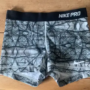 Nike pro shorts i storlek S. Fint skick inga hål eller fläckar men är använda. 