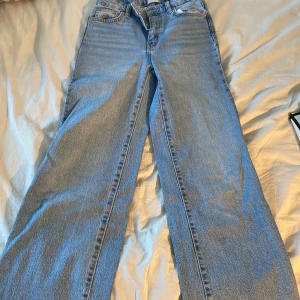 Blåa jeans aldrig använt dom fint skick💙🩵 - Fina jeans som Jag ska på fotboll aldrig har använt passar till allt💙🩵