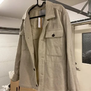 Bläck overshirt/jacka - Säljer min helt oanvända overshirt/jacka, märket bläck. Toppen fin och bra kvalite, men lapparna kvar!