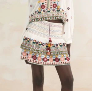 Zara kjol - Säljer min super fina zara kjol, den är inte jätte använd och i bra skick. Den har resår runt hela midjan vilket gör så att den är väldigt stretchig och passar de flesta❤️