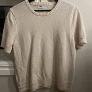 Stickad tshirt - Stickad t-shirt från Zara. Strl L men passar mig som är S! INTE NOPPRIG