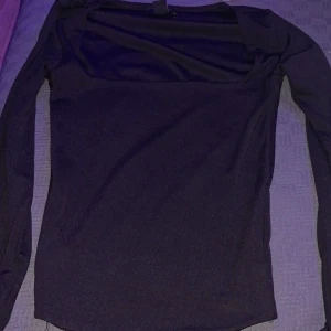 Långärmad tröja  - Skön material, så fin på, funkar till när som helst, jättefin. Men för liten på mig fel storlek, använt 2 gånger ny tvättad 