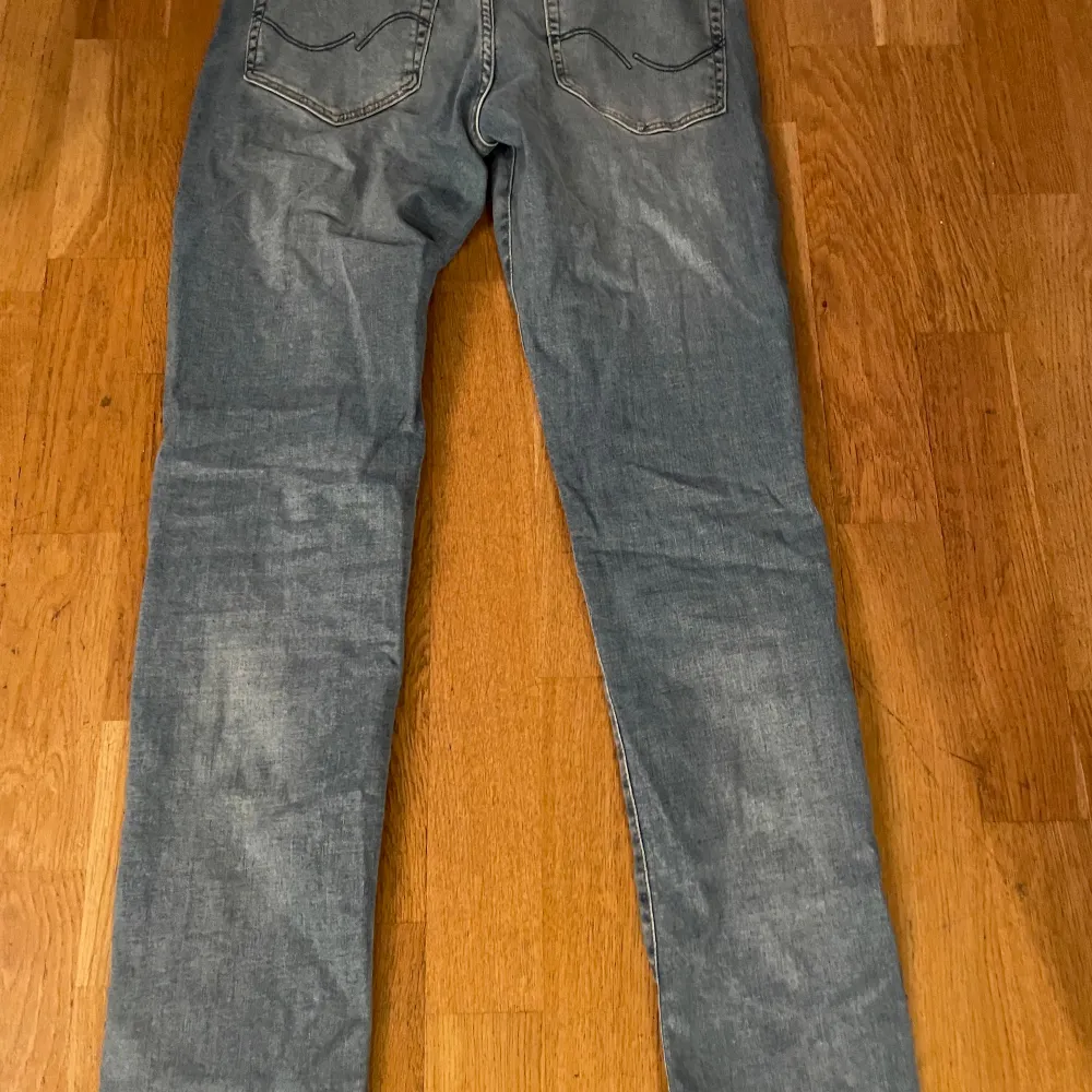 Ljusblåa jeans från Jack and Jones Slimfit Storlek : W27 L32. Jeans & Byxor.