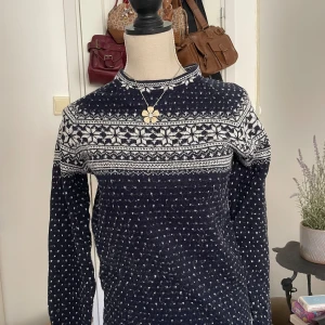 Stickad tröja  - knappt använd och inga defekter🩷