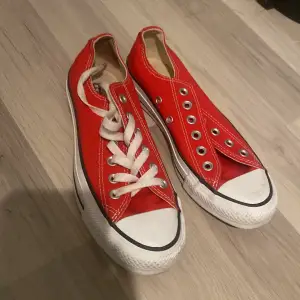 Säljer ett par klassiska röda Converse All Star sneakers. De är i bra skick aldrig använda snöret på ena har jag tagit av men sätter på vid köp 🫶🏼😻