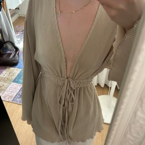 Beige blus - Beige blus ifrån gina tricot, säljer eftersom den inte kommer till användning 