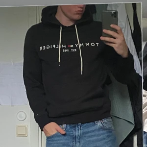 Tommy hilfiger hoodie - Skit snygg Tommy Hilfiger hoodie men tyvärr för liten för mig