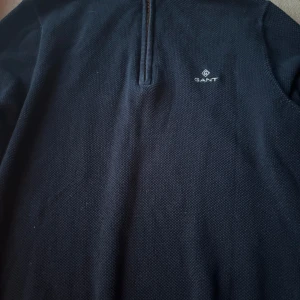 Gant halv zip  - Rikgt snygg och skön stickad halv zip som är väldigt trendigt den är rikgt bra skick och sitter bra  St S