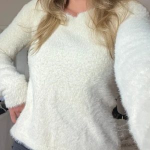 Stickad tröja - Beige, lite fluffig tröja, helt oanvänd från Wera✨