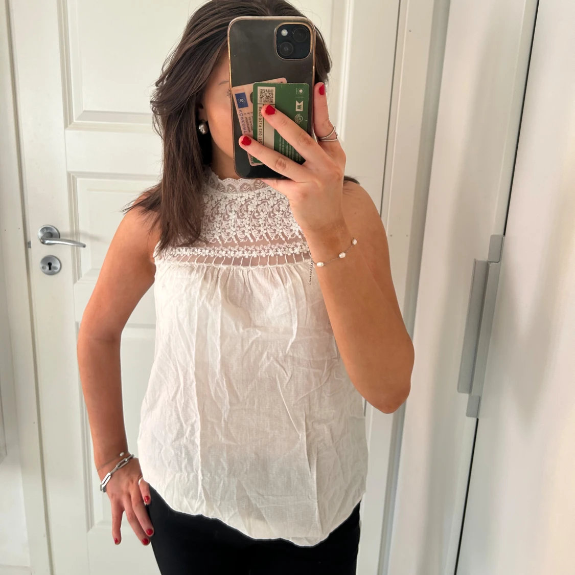 Vit ärmlös blus med spetsdetaljer - 91