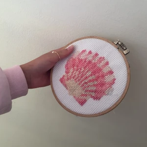 Hemgjord broderi 🪡 fin rosa snäcka 10kr+frakt - Ett fint broderi som jag har gjort för hand jätte bra för dekoration formad som en snäcka 🩷🩷🐚