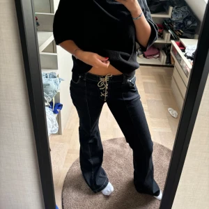 Coola lågmidjade jeans - Finns ej att köpa längre! Sjukt snygga lågmidjade bootcut jeans med unik knytning som man kan göra lite vad man vill med. De är justerbara i storlek då man kan knyta själv. 