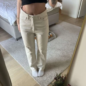 Beige jeans med rak passform - Hej! Säljer ett par snygga beige jeans med rak passform. Perfekta för en avslappnad men stilren look! Passar bra i alla tillfällen. Tveka inte att höra av dig ifall du har frågor:)