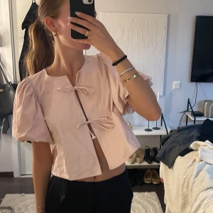 Blus - Från gina, använd en gång. Super populär och slutsåld på deras hemsida 🥰