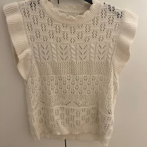Söt topp  - Söt topp från Vero Moda som är så gott som ny. Endast använd några få gånger!
