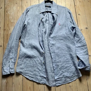 Ralph lauren skjorta - Ljusblå Ralph lauren skjorta i storlek s men skulle säga att den passar m bättre. Inga defekten men lite använd.  Skriv vid funderingar!