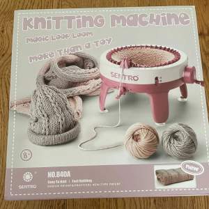 Gör alla dina dyra plagg på pintrest hemma med SENTRO 40 Needles Knitting Machine. Man kan också göra sina egna mönster så att man exempelvis kan göra egen merch snabbt, enkelt och unikt. Mycket bra skick. Ställ frågor/få fler bilder i chaten om det behövs :)