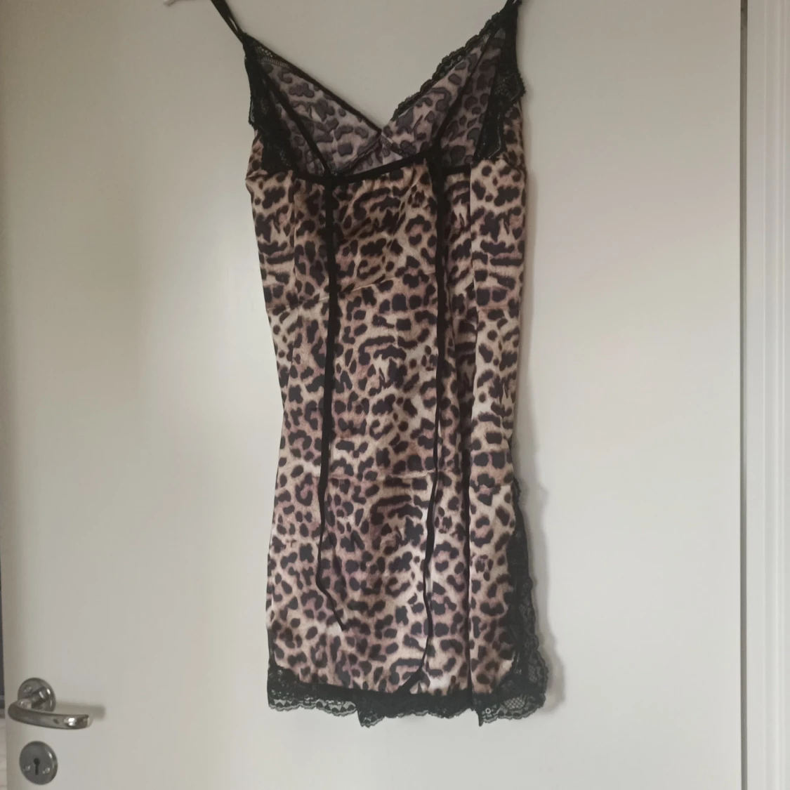 Leopardmönstrad klänning med spetsdetaljer - 90