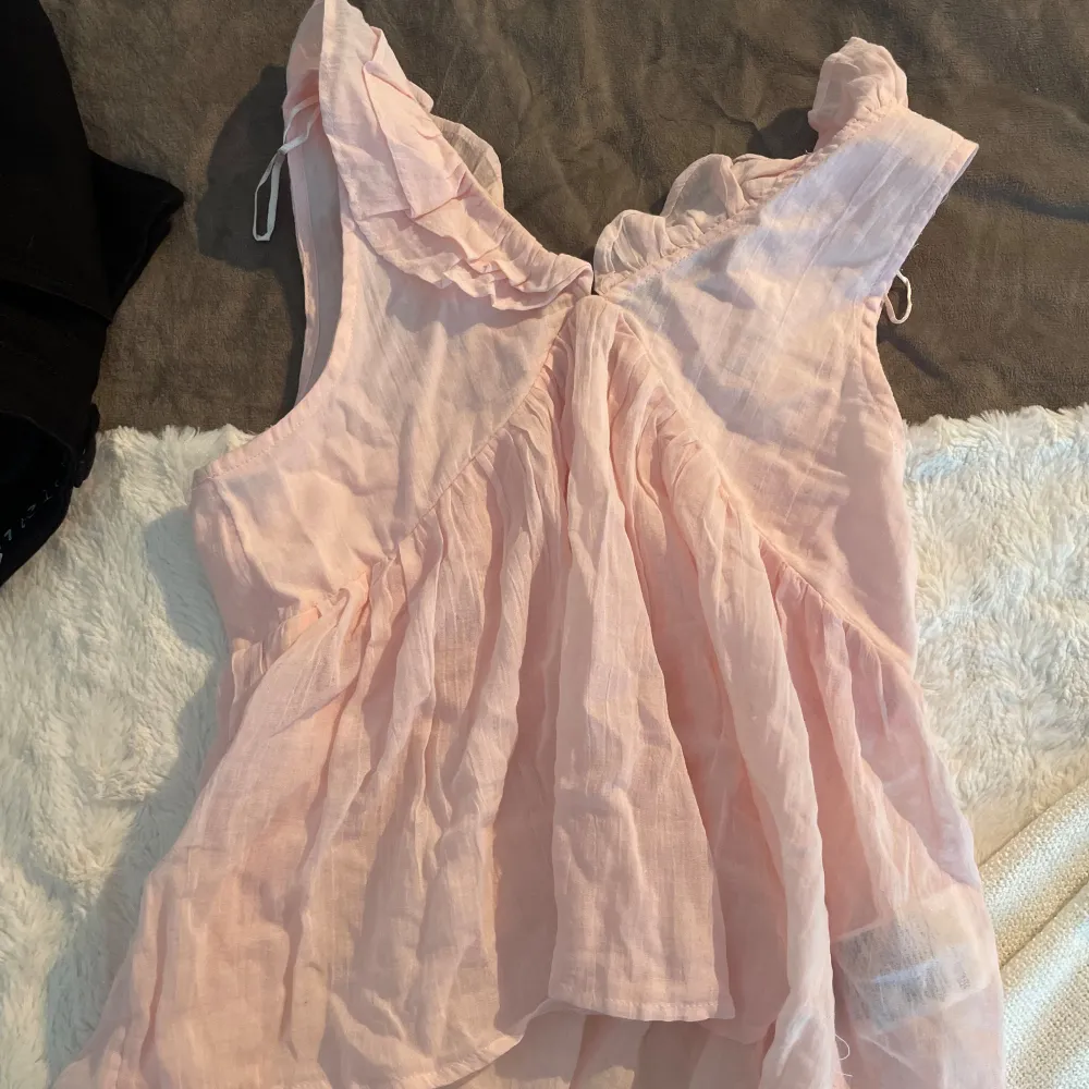 Fin blus, bra skick, knappt använd, barn avdelning. Puserot.