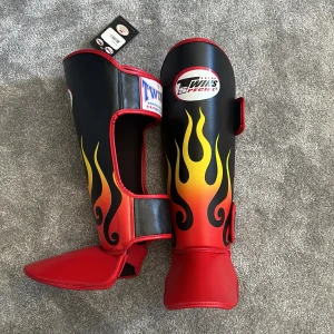 Oanvända benskydd TWINS  - Helt oanvända benskydd från TWINS i storlek M Nypris 2000kr