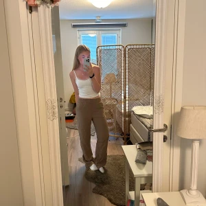 Byxor - Säljer mina oanvända så fina bruna byxor🤎 Passar perfekt till sensommaren/hösten🥰