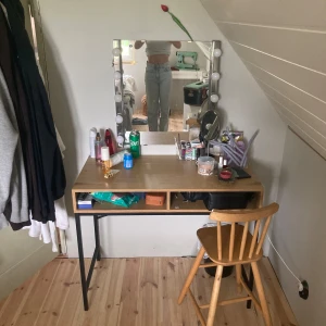 Jeans - Super fina och sköna jeans, sparsamt andvända och ändats små täcken på andvändning (se på bild 5) Priset går att diskutera och nypris är 399kr❤️