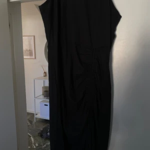 Klänning med slits  - Klänning med slits vid ena benet.  Strl 42 men mer som 40 Använd 1 gång