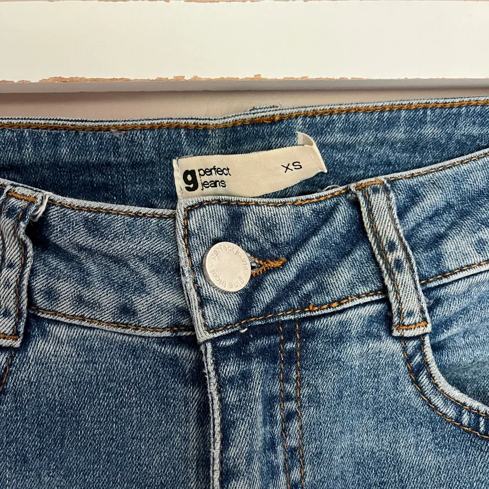 Utsvängda jeans från GinaTricot med en mellan hög midja. De är i storlek xs och passa mig bra i längden, jag är 160cm. De är en liten kant längt ner på jeansen då jag vikt upp dem förut men de är inget som man tänker på när man har på sig de. . Jeans & Byxor.