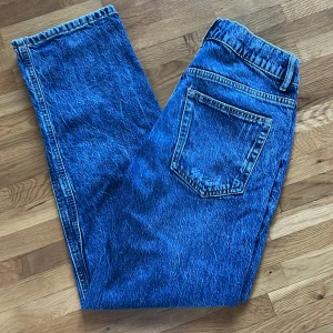 Säljer mörkblå jeans från Lindex  - Bra skick, minimalt använda, storlek 158 men passar även upp till er som är 165! Hör av er vid frågor!🤝