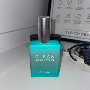CLEAN warm cotton 60ml EDP - Fräsch parfym med doft av nytvättat. Väldigt fräsch doft. Knappt använd (se sista bild)   Nypris på kicks : 795 kr Mitt pris: 140 kr + frakt   Säljer pga får huvudvärk av den 😅