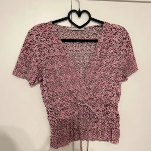 Plisserad prickig blus - Använd 1 gång, storlek S, bra skick.