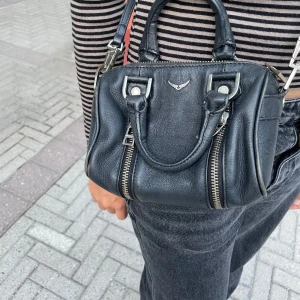 Zadig väska - Snygg Zadig & Voltaire sunny väska i storlek nano! Väl använd med små missfärgningar vid accessoarerna men inget som märks av! Pris kan diskuteras💗
