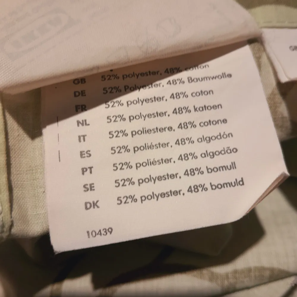 Ett duschdraperi i ljusgrönt med gröna bladrankor, från Ikea. Mer tygaktigt än plastaktigt, 52% polyester + 48% bomull. Torkar rätt fort ändå. Använt och tvättat några gånger, bra skick.. Övrigt.