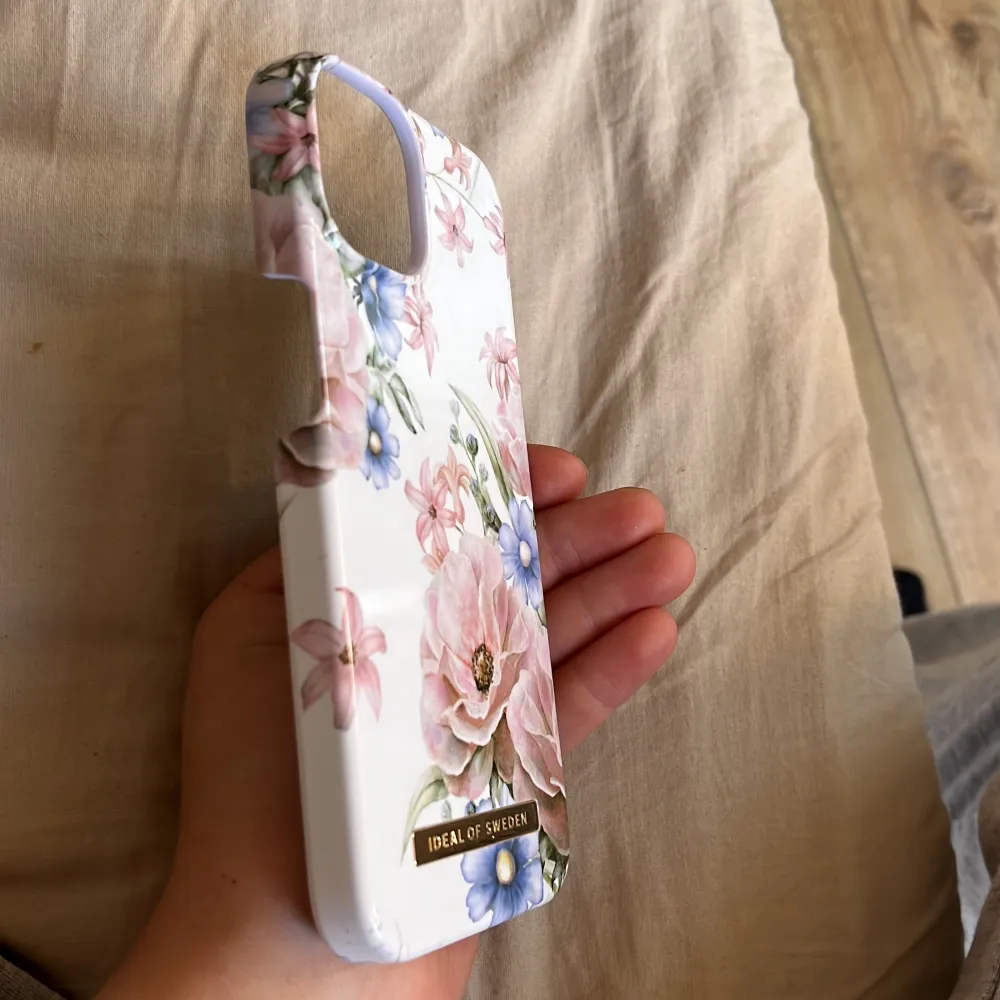 Säljer mitt blommiga ideal of Sweden skal till iPhone 13. Det är trasigt ovanför kameran men ingen man märker av om man inte pillar. . Övrigt.