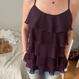 Volangtopp  - Jättesöt lila volangtopp! Klicka på köp nu!!💞💞 