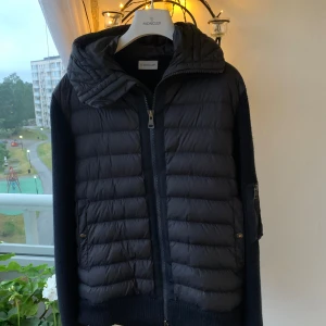 Moncler cardigan - Nästan ny cardigan. Strl L. 4500kr. Nypris 10 800kr