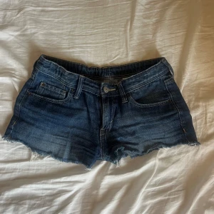 Lågmidjade jeansshorts  - Super snygga jeansshorts som jag tyvärr har växt ur. Jag har klippt till dom för att de lite kortare. Uppskattar att de passar någon i storlek xs❤️ Skriv ifall ni har några frågor och priset går såklart att diskuteras❤️❤️