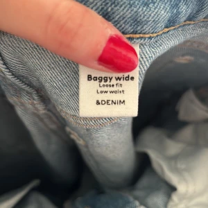 Baggy Lågmidjade jeans  - Baggy, Lågmidjade jeans från Gina Tricot i storlek ?S? De passar mig med storlek S/M. Bra skick 👌💕 