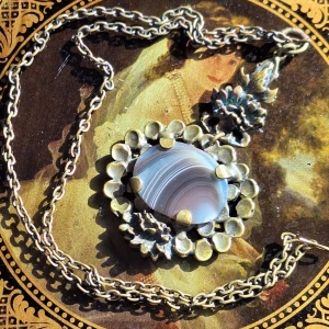 Häftigt halsband  - Halsband med oval sten