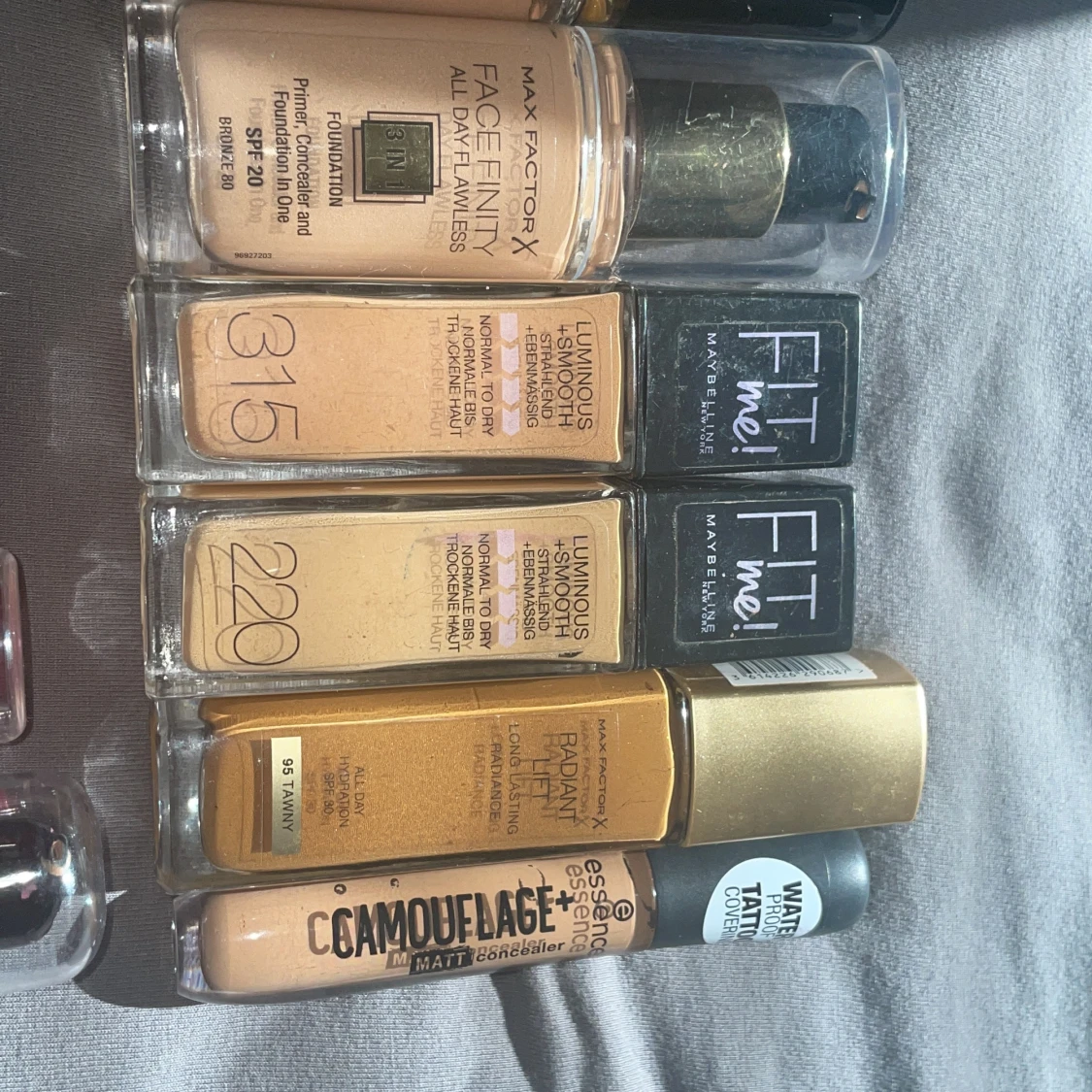 Samling av olika foundations - 91