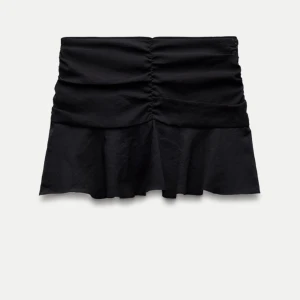 Kjol zara - Säljer denna jättefina kjol i storlek L! Aldrig använd med prislappen kvar💕skulle säga att den passar en M