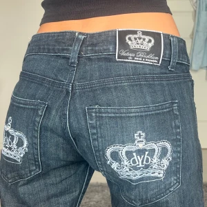 Victoria beckham jeans - Midjemått: 42cm rakt över, innerbenslängd: 76cm 💗